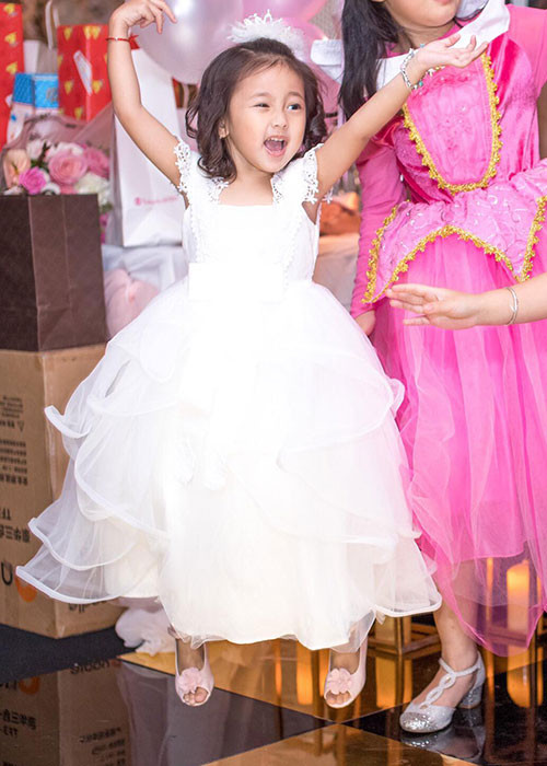 Con gái của Hà Kiều Anh và doanh nhân Huỳnh Trung Nam đã được 4 tuổi, rất đáng yêu.