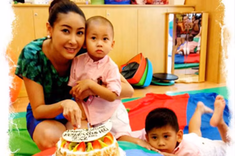 Hà Kiều Anh đã hạ sinh 2 cậu con trai, 1 cô con gái cho người chồng thứ 2. Ảnh: Gia đình xã hội