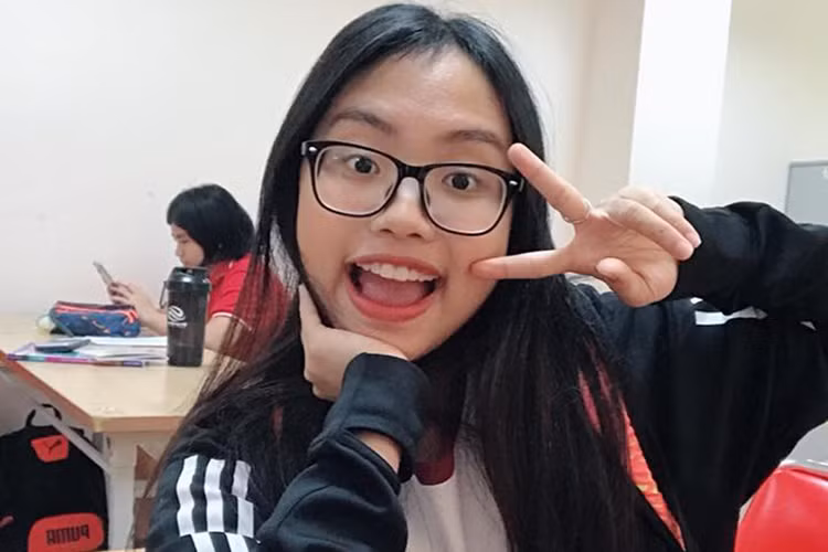 Phương Mỹ Chi nổi tiếng nhưng vẫn thân thiện, giản dị ở trường học. Ảnh: FBNV