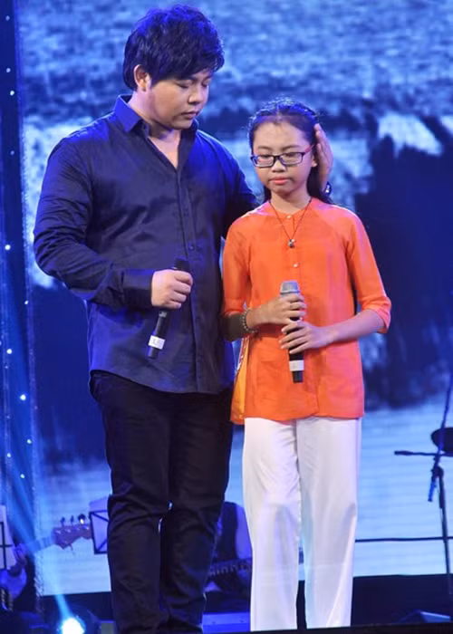 "Chị Bảy" trở thành "gà cưng" cũng như là con nuôi của ca sĩ Quang Lê. Ảnh: Zing