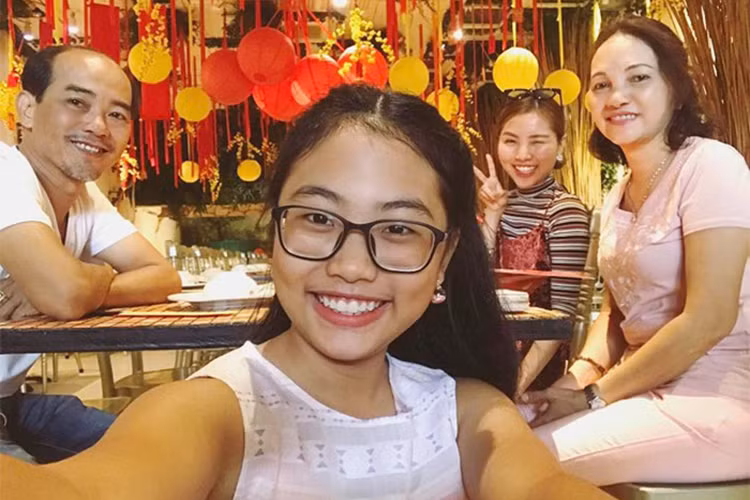 Cuộc sống của bố mẹ, chị gái của Phương Mỹ Chi trở nên sung túc hơn rất nhiều. Ảnh: FBNV