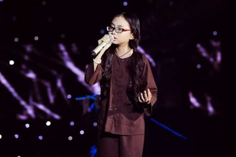 Trong chung kết Giọng hát Việt nhí 2013, Phương Mỹ Chi giành danh hiệu á quân. Sau khi rời cuộc thi, em vụt sáng thành sao. Ảnh: Saostar