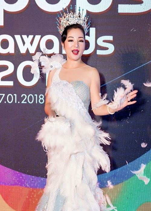 Tham gia một lễ trao giải vào đầu năm 2018, danh hài Thúy Nga gây chú ý khi đội vương miện. Tuy nhiên, sẽ không có gì đáng nói nếu như nữ nghệ sĩ không vừa đi vừa rắc lông ngỗng, ảnh hưởng đến những người xung quanh. Ảnh: Ngôi sao