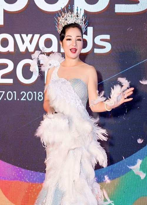 Tham gia một lễ trao giải vào đầu năm 2018, danh hài Thúy Nga gây chú ý khi đội vương miện. Tuy nhiên, sẽ không có gì đáng nói nếu như nữ nghệ sĩ không vừa đi vừa rắc lông ngỗng, ảnh hưởng đến những người xung quanh. Ảnh: Ngôi sao