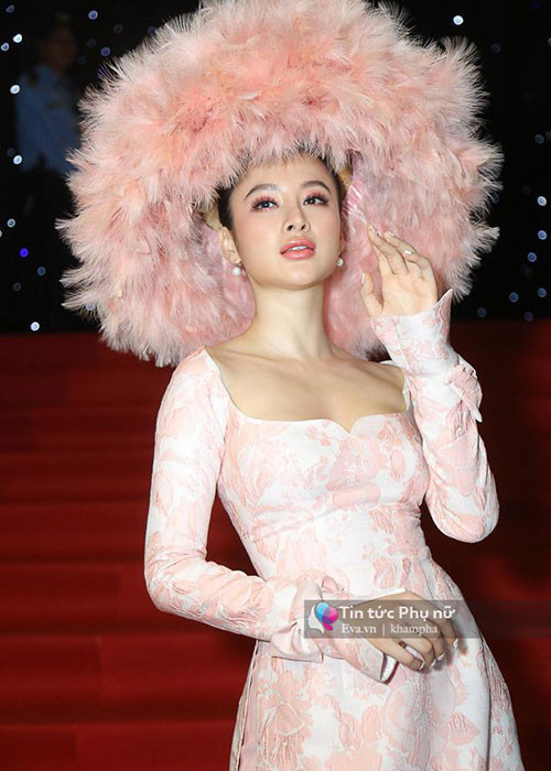 Nhờ phong cách ít người dám chọn, Angela Phương Trinh nổi bật trên thảm đỏ nhưng nhiều khán giả chê cô làm lố. Về phía “bà mẹ nhí”, cô dường như không bận tâm đến những ý kiến trái chiều. Ảnh: Khám phá