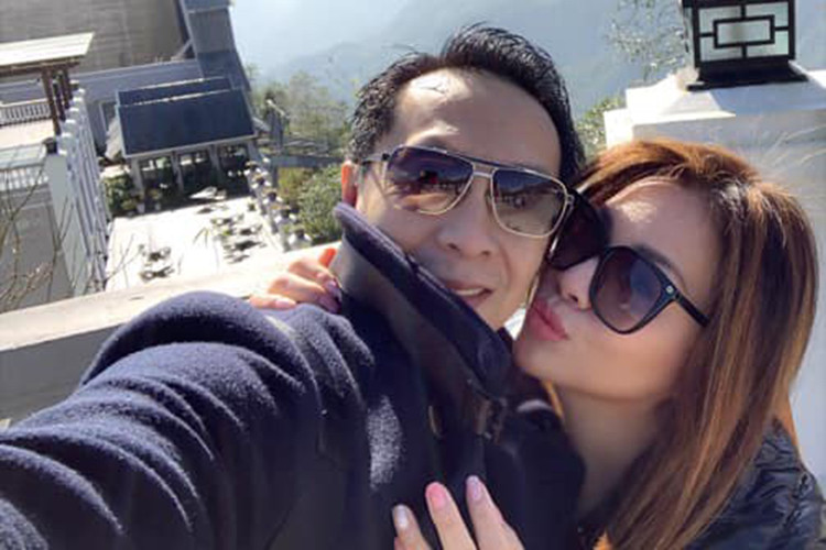 Trên trang cá nhân, cặp đôi thường xuyên khoe hình ảnh đời thường hạnh phúc bên nhau. Ảnh: FBNV