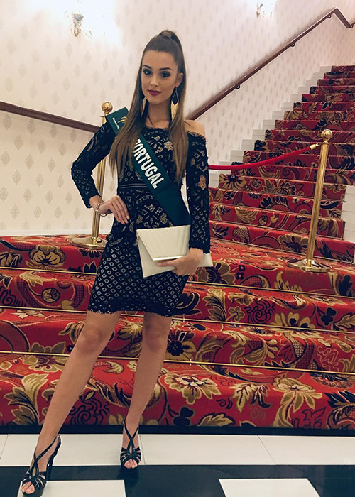 Chân dài Bồ Đào Nha luôn làm mới hình ảnh khi mang chuông đi đánh xứ người.