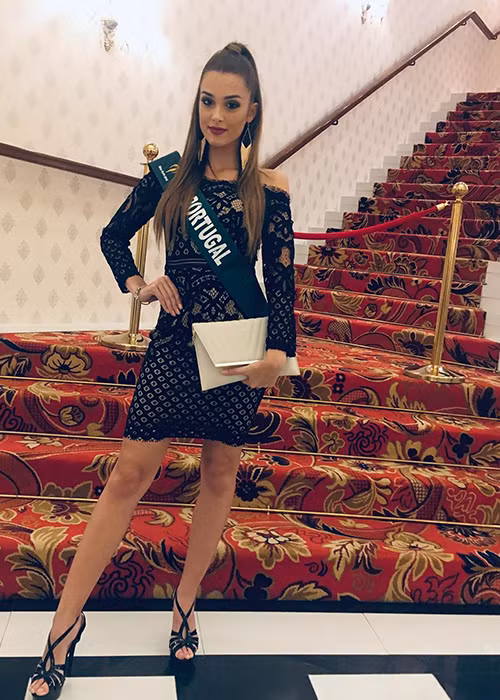 Chân dài Bồ Đào Nha luôn làm mới hình ảnh khi mang chuông đi đánh xứ người.