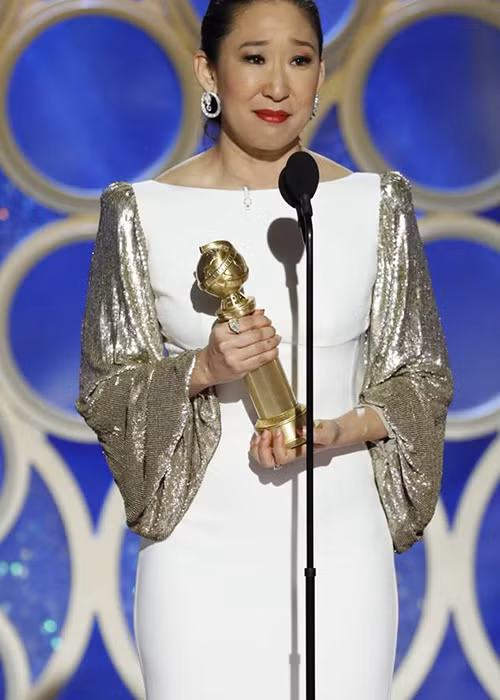 Ở hạng mục "Nữ diễn viên chính xuất sắc - chính kịch", Sandra Oh được gọi tên. Ảnh: Eonline
