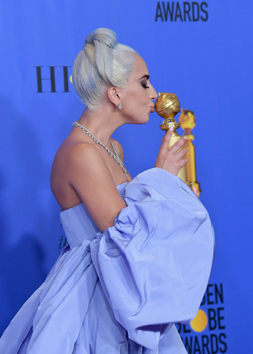 Nữ ca sĩ không giấu được niềm hạnh phúc khi được vinh danh ngay đầu năm mới. Ảnh: Getty