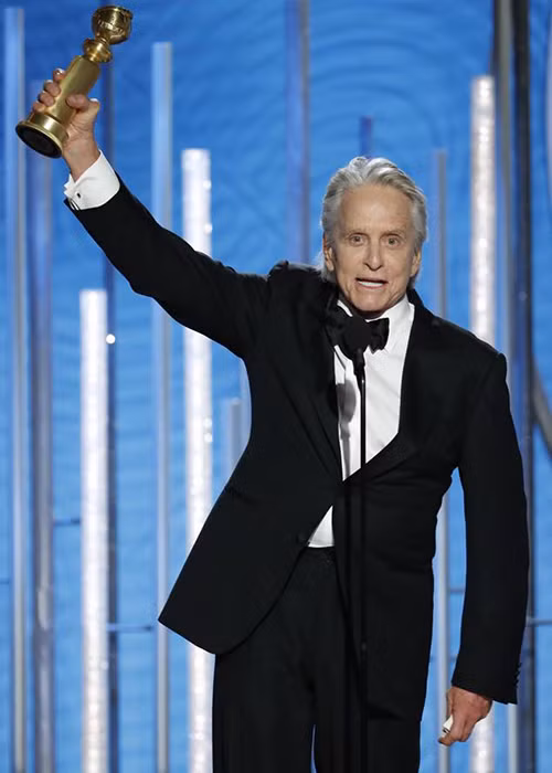 Giống như Lady Gaga, nam diễn viên Michael Douglas cũng được vinh danh tại Quả cầu vàng năm nay. Hạng mục ông giành chiến thắng là "Nam diễn viên chính xuất sắc - hài hoặc ca vũ kịch". Ảnh: Eonline