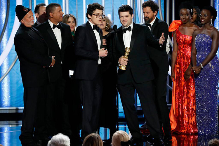 Ê-kíp phim "Spider-Man: Into the Spider-Verse" lên nhận giải "Phim hoạt hình xuất sắc nhất". Ảnh: Eonline