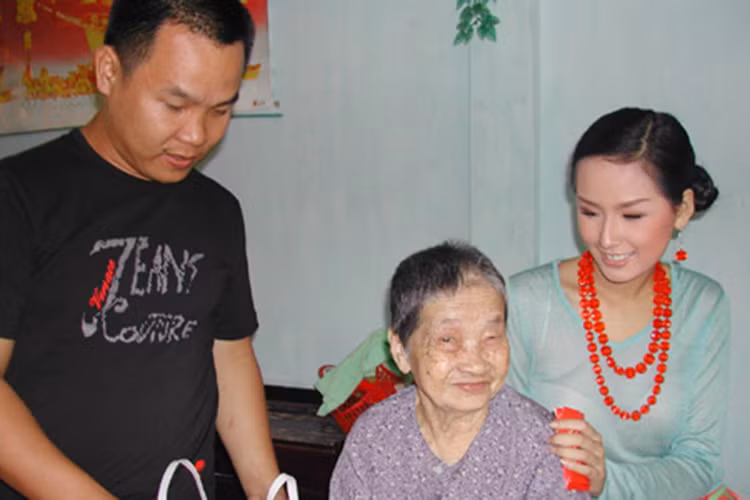 Ở cuộc thi Hoa hậu Việt Nam 2006 mà Mai Phương Thúy đăng quang, NTK Việt Hùng chăm sóc trò cưng của mình rất kỹ lưỡng. Ảnh: VTC