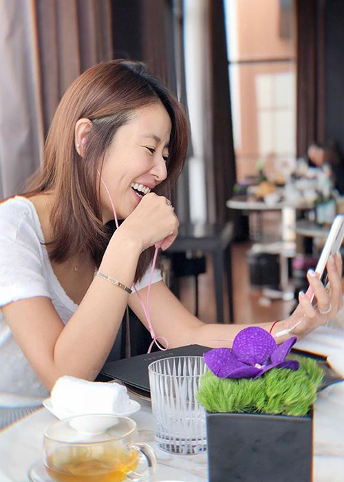 Bà xã của Hoắc Kiến Hoa luôn tràn đầy sức sống từ vẻ ngoài cho đến tinh thần.