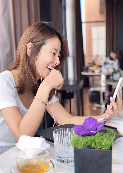 Bà xã của Hoắc Kiến Hoa luôn tràn đầy sức sống từ vẻ ngoài cho đến tinh thần.