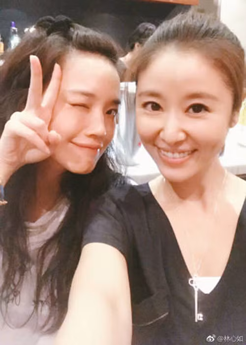 Nữ diễn viên phim "Hoàn châu cách cách" thường xuyên tụ tập bạn bè thân thiết trong làng giải trí.