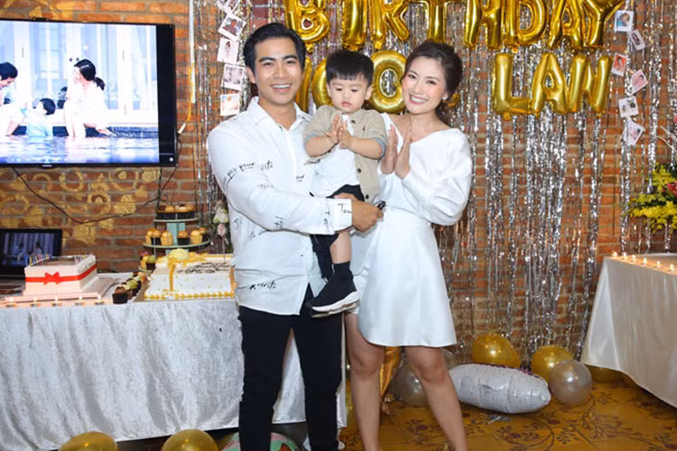 Mỹ nhân Việt chia sẻ chiếc xe hơi được chồng tặng là mẫu xe cô rất thích. Ảnh: Dân Việt