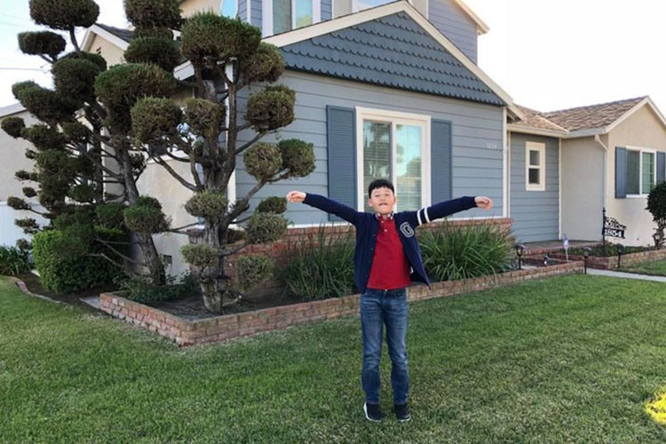 “Ngày hôm nay ba dành tặng toàn bộ những gì thuộc về căn nhà này cho con trai bé bỏng của ba. Đến năm con 18 tuổi mọi quyền sở hữu sẽ thuộc về con”, Quang Dũng viết.