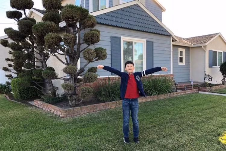 “Ngày hôm nay ba dành tặng toàn bộ những gì thuộc về căn nhà này cho con trai bé bỏng của ba. Đến năm con 18 tuổi mọi quyền sở hữu sẽ thuộc về con”, Quang Dũng viết.