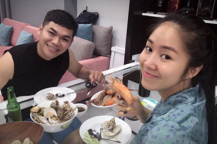 Nổi tiếng chiều chồng, năm 2018, Lê Phương tặng ông xã - ca sĩ Trung Kiên một chiếc xe hơi làm quà sinh nhật.