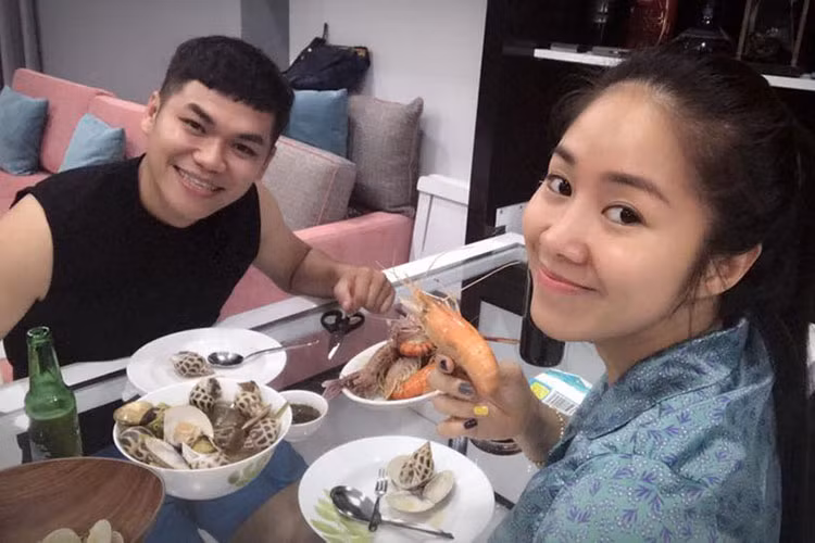 Nổi tiếng chiều chồng, năm 2018, Lê Phương tặng ông xã - ca sĩ Trung Kiên một chiếc xe hơi làm quà sinh nhật.