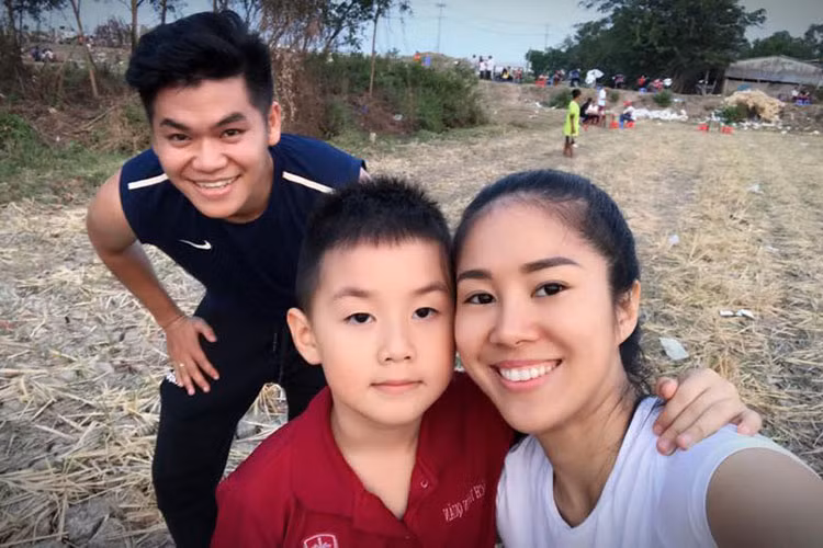 Vợ chồng sao Việt Lê Phương vốn thường đi làm bằng xe máy. Với chiếc xe hơi này, cả hai sẽ thuận tiện đi diễn và thăm con trai hơn.