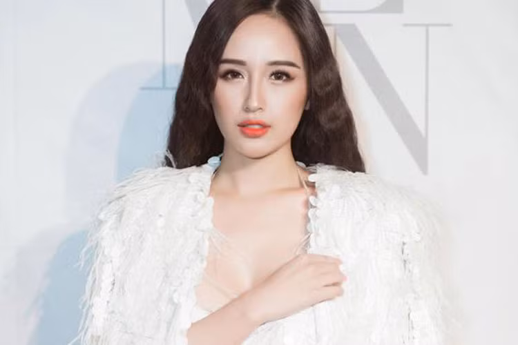 Mai Phương Thúy vốn rất quý mến Đỗ Mỹ Linh và là tay chơi hàng hiệu có tiếng của Vbiz, trong đó đồng hồ là phụ kiện cô yêu thích nhất.