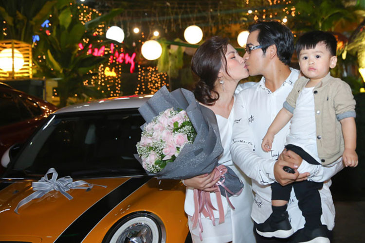 Được tặng quà “khủng”, nữ diễn viên “Kiều nữ và đại gia” hạnh phúc đến không nói lên lời. Ảnh: Dân Việt