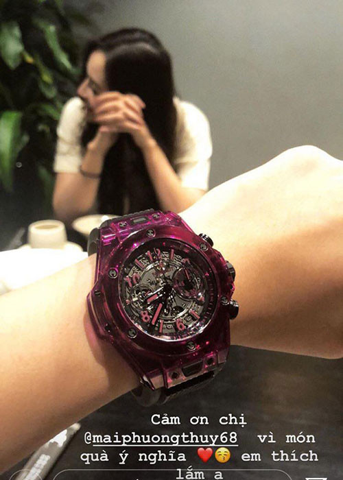 Cụ thể, sao Việt Đỗ Mỹ Linh nhận được một chiếc đồng hồ đến từ một thương hiệu nổi tiếng của Thuỵ Sĩ có giá khoảng 1,2 tỷ đồng.