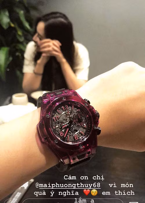 Cụ thể, sao Việt Đỗ Mỹ Linh nhận được một chiếc đồng hồ đến từ một thương hiệu nổi tiếng của Thuỵ Sĩ có giá khoảng 1,2 tỷ đồng.