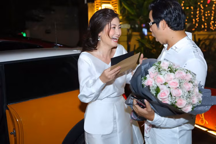 Năm 2018, Ngọc Lan cũng được tặng quà tiền tỷ. Đó là chiếc xe hơi 1,6 tỷ đồng cô nhận được từ ông xã Thanh Bình. Ảnh: Dân Việt