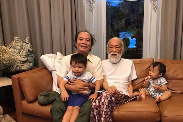 Tác giả “Làng quan họ quê tôi” coi thầy Văn Như Cương như một người cha, người anh cả và là người bạn vong niên vô cùng quý trọng. Ảnh: FBNV