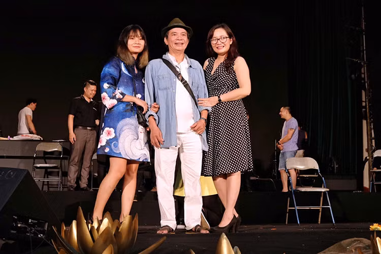 Theo Vnexpress, con trai thứ của nhạc sĩ làm việc ở Huế sau khi lấy bằng Tiến sĩ Kiến trúc ở Italy còn cô con gái út đang học Tiến sĩ Kinh tế ở Italy. Ảnh: FBNV