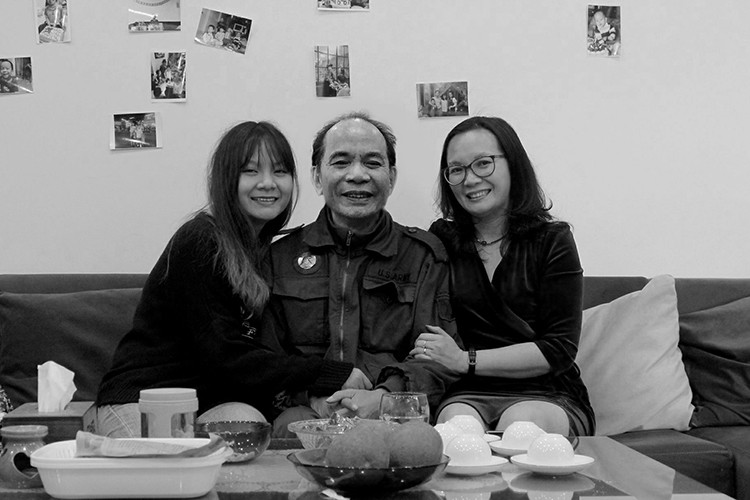 Người vợ đầu tiên của Nguyễn Trọng Tạo là người cùng làng, người vợ thứ hai, ông tình cờ gặp ở Huế. Theo Gia đình xã hội, nam nhạc sĩ và người vợ thứ hai từ khi gặp đến khi cưới nhau chỉ vỏn vẹn 18 ngày. Trong ảnh, nam ca sĩ chụp ảnh cùng hai con gái. Ảnh: FBNV