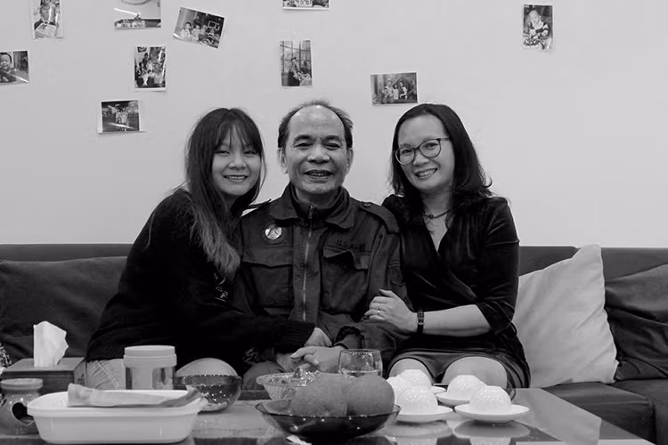 Người vợ đầu tiên của Nguyễn Trọng Tạo là người cùng làng, người vợ thứ hai, ông tình cờ gặp ở Huế. Theo Gia đình xã hội, nam nhạc sĩ và người vợ thứ hai từ khi gặp đến khi cưới nhau chỉ vỏn vẹn 18 ngày. Trong ảnh, nam ca sĩ chụp ảnh cùng hai con gái. Ảnh: FBNV