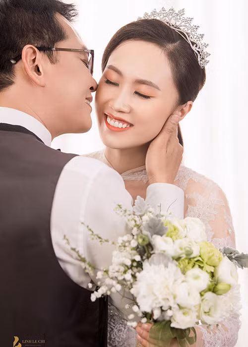 Mới đây, bộ ảnh cưới của Trung Hiếu đã được chia sẻ. Trong bộ ảnh, cô dâu diện váy cưới trắng muốt, chú rể lịch lãm, phong độ với vest đen. Ảnh: Lê Chí Linh