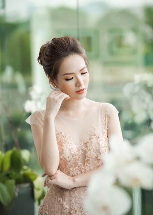 MC kiêm diễn viên Đan Lê bằng tuổi Lưu Hương Giang và cũng là bà mẹ hai con.