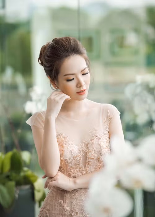 MC kiêm diễn viên Đan Lê bằng tuổi Lưu Hương Giang và cũng là bà mẹ hai con.