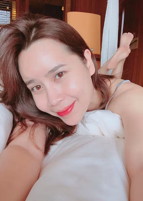 Gương mặt mộc của nữ ca sĩ sinh năm 1983 thực sự gây ấn tượng với làn da trắng hồng, không tỳ vết.