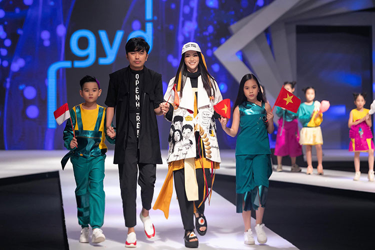 Trước thông tin bị khởi kiện, Hoa hậu Phương Khánh vẫn chưa lên tiếng. Thực tế, đây không phải là lần đầu tiên người đẹp vướng lùm xùm sau khi đăng quang Hoa hậu Trái đất 2018. Mới đây, Phương Khánh đã vướng ồn ào "lật kèo" với bên cử đi thi Hoa hậu Trái đất 2018.