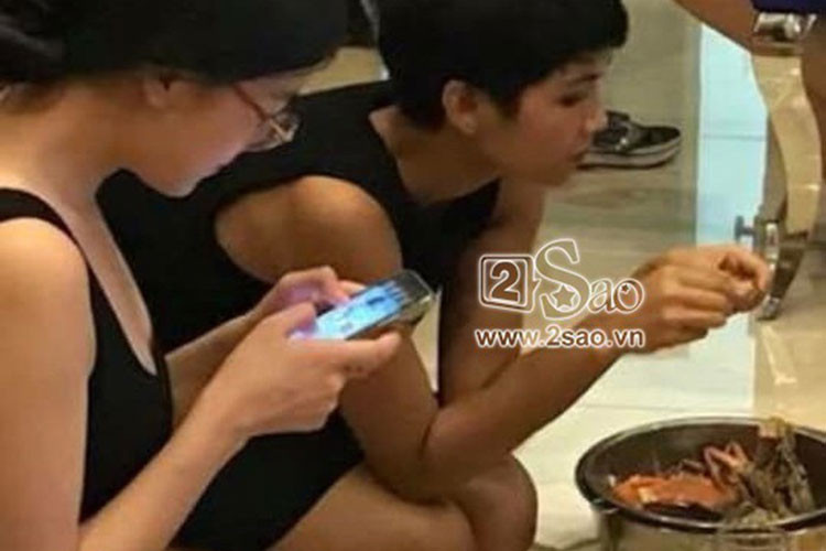 Giữa ồn ào nói dối, Phương Khánh đính chính từng gặp H’hen Niê ngoài đời nhưng những lần đó đều khá chóng vánh và trong công việc. Ngoài ra, cô còn phân trần do chưa hiểu ý về câu hỏi nên đã không diễn đạt đúng ý mà mình muốn nói dẫn tới hiểu lầm. Vietnamnet