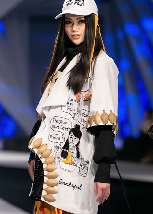 Mới đây, Phương Khánh bị đơn vị ký kết hợp đồng độc quyền khởi kiện đòi bồi thường 500 triệu đồng. Theo đơn vị này, Phương Khánh đã tự ý tham gia một show diễn thời trang nên đã vi phạm một điều khoản có trong hợp đồng.