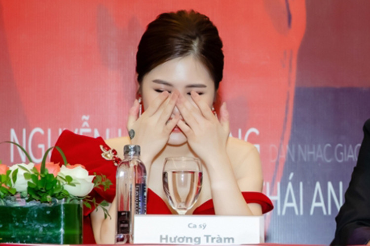 Công việc ca hát không chỉ khiến sức khỏe của Hương Tràm bị ảnh hưởng mà còn khiến nữ ca sĩ khá lận đận trong đường tình duyên. Ảnh: FBNV