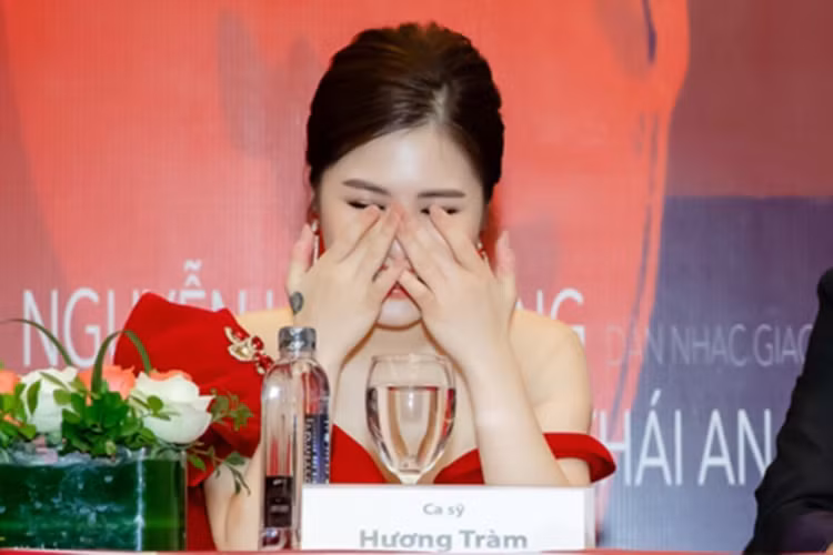 Công việc ca hát không chỉ khiến sức khỏe của Hương Tràm bị ảnh hưởng mà còn khiến nữ ca sĩ khá lận đận trong đường tình duyên. Ảnh: FBNV