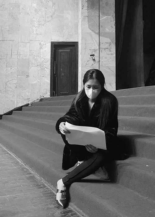 Hương Tràm thừa nhận cô có nhiều mối quan hệ trong showbiz nhưng lại không thân được với ai. Ảnh: FBNV