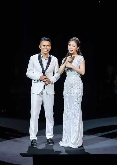 Do tính cầu toàn trong công việc và rất nghiêm túc với nghề, nữ ca sĩ vẫn đi hát ngay cả khi vừa ốm dậy. Ảnh: Khám phá