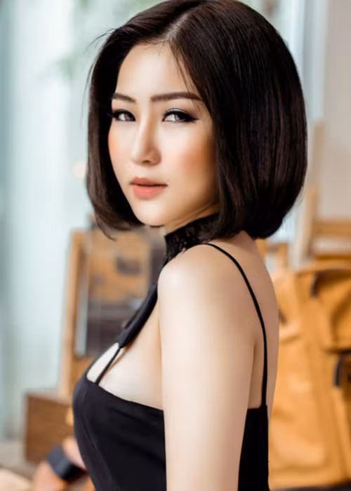 Năm 2017, trong cuộc phỏng vấn trên Ngôi sao, Hương Tràm tiết lộ chủ động chia tay bạn trai vì quá bận rộn. Hồi mới nổi tiếng, nữ ca sĩ cũng từng từ bỏ tình yêu đầu đời vì nghĩ rằng không thể vì người yêu mà đánh mất sự nghiệp đang rộng mở. Cho đến nay, Hương Tràm luôn cảm thấy có lỗi với bạn trai cũ. Ảnh: Người lao động