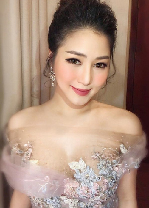 Bị cận thị khá nặng nên mỗi khi đi hát, Hương Tràm thường xuyên phải sử dụng kính áp tròng để trông phù hợp hơn. Ảnh: FBNV