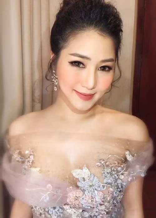 Bị cận thị khá nặng nên mỗi khi đi hát, Hương Tràm thường xuyên phải sử dụng kính áp tròng để trông phù hợp hơn. Ảnh: FBNV