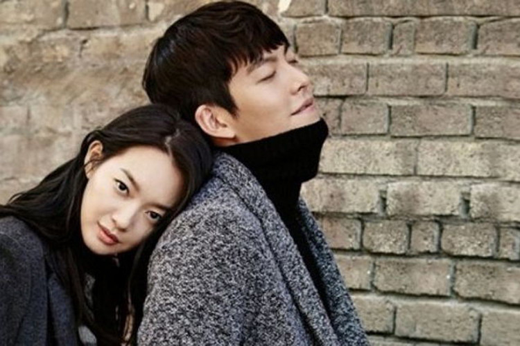 Theo thông tin Kim Woo Bin thường chủ động đến nơi ở của Shin Min Ah để được ở cạnh người yêu cũng như luôn sắp xếp lại mọi hoạt động để phù hợp với lịch trình của bạn gái. Ảnh: Insight